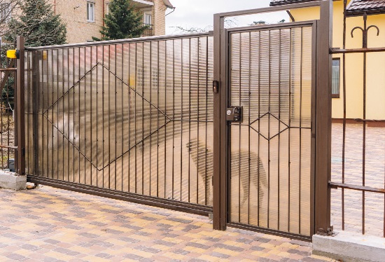 Купить ворота из профлиста с элементами ковки, с металлическими столбами в рамке или под дерево в Каменске-Шахтинском от 157050 руб